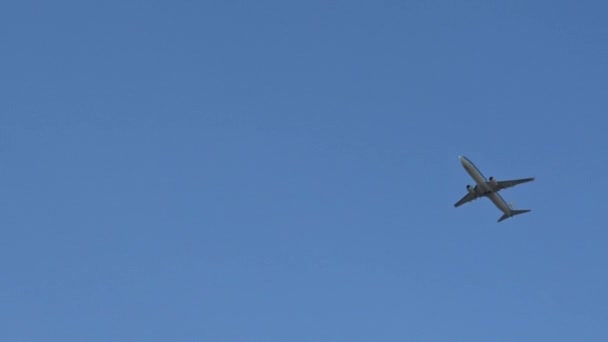 Vliegtuig opstijgen, het vliegtuig in de zonnige hemel. Rusland, Moskou. Sheremetyevo International Airport. — Stockvideo