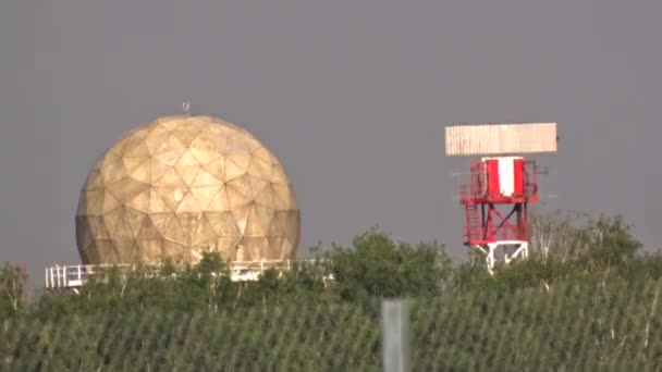 Stacja pogodowa, meteorologiczne radaru. Port lotniczy Moskwa-Szeremietiewo, Rosja, Moskwa. — Wideo stockowe