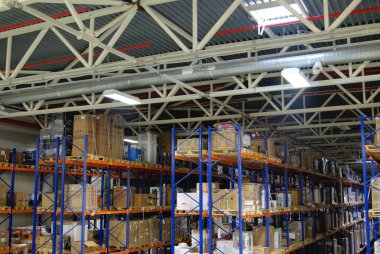 Forklift yükleyici Jungheinrich büyük modern depo içinde. Ambarda çalışan transpalet.
