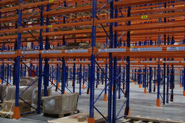 Forklift yükleyici Jungheinrich büyük modern depo içinde. Ambarda çalışan transpalet.