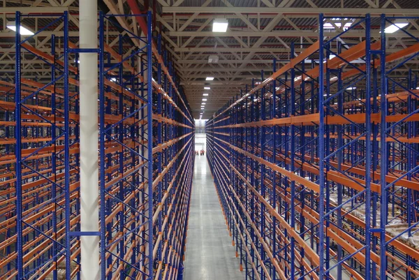 Forklift yükleyici Jungheinrich büyük modern depo içinde. Ambarda çalışan transpalet.