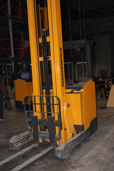 Forklift Yığıcı yükleyici Jungheinrich ambarı.