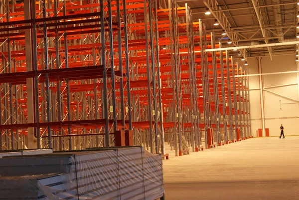 Boş açık depo rafları. Modern ambar terminal iç. Depolarda Moscow region, Rusya Federasyonu.