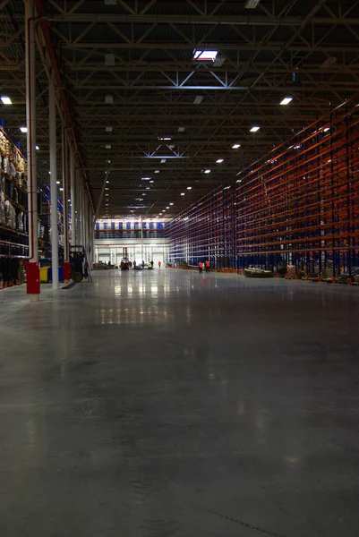 Warehouse with polishing polished concrete floor. Special epoxy and polyurethane coating floor of warehouse. Vertical photo. — Stock Photo, Image