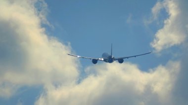Jet uçağı yaz güneşli gökyüzü, bir jet yolcu uçağı kalkış. Rusya, Moskova Sheremetyevo Uluslararası Havaalanı.