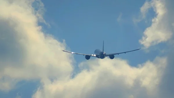 Jet uçağı yaz güneşli gökyüzü, bir jet yolcu uçağı kalkış. Rusya, Moskova Sheremetyevo Uluslararası Havaalanı. — Stok fotoğraf