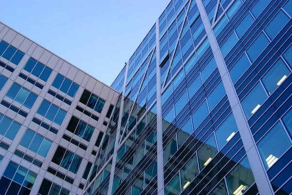 Belo edifício moderno de vidro e concreto, banco "Rosgosstrakh". Edifícios altos de vários andares . — Fotografia de Stock