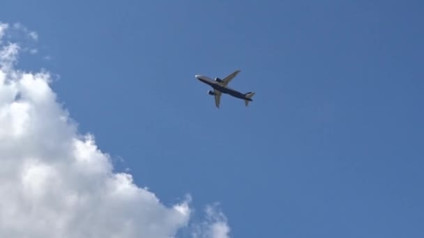 離着陸機、夏空に飛行機、アエロフロート ロシアの飛行機、ロシア、モスクワ、シェレメーチエヴォ国際空港 — ストック動画