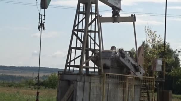 Gungande olja. Olje pump jack. Petroleum utrustning i Ryssland. Oljeutvinning. — Stockvideo