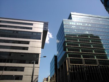 Office merkezleri, İş Merkezi, Moskova, Rusya beyaz kare cam duvarlarında güneş parlamayı. Modern binalar.