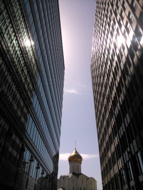 Moskova'da Beyaz kare üzerinde yeni bir ofis cam duvar arasında eski bir kilise merkezleri. Güneşli yaz gün.