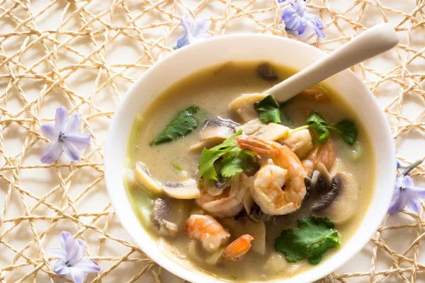 Sopa de Tom Kha con gambas y champiñones —  Fotos de Stock