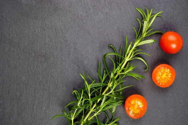 Galho rosmaninho e tomate cereja — Fotografia de Stock