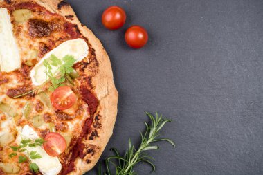 Ev yapımı pizza domates ile