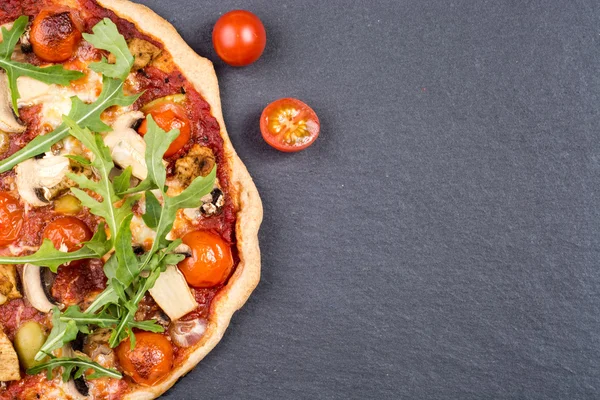 Hausgemachte Pizza mit Pilzen — Stockfoto