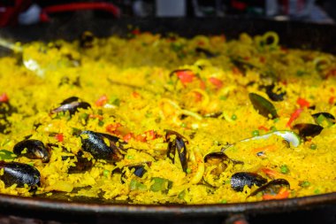 Karides ve midye ve safran ile İspanyol paella