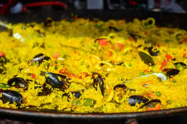 Španělská paella s krevetkami a mušle a šafránem — Stock fotografie