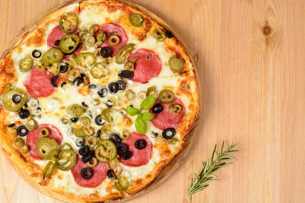 Pizza con jamón y tomates — Foto de Stock