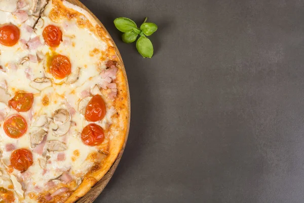 Pizza met ham en tomaten — Stockfoto