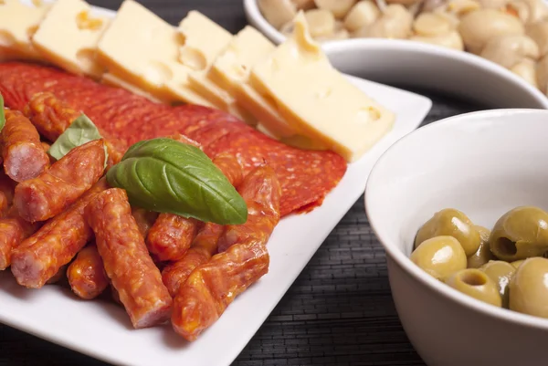 Salami, kabanos, entrantes de queso — Foto de Stock