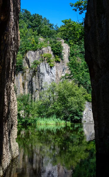 Pequeño lago de montaña cerca de Sarospatak Hungría — Foto de Stock