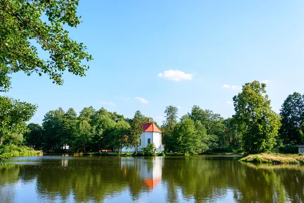 Igreja na água em Zwierzyniec — Fotografia de Stock