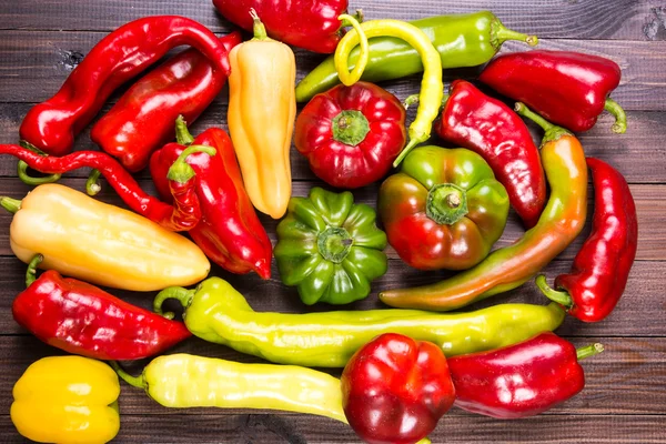 Peperoni crudi colorati in tavola - vista dall'alto — Foto Stock