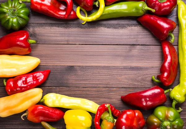 Peperoni crudi colorati in tavola - vista dall'alto — Foto Stock