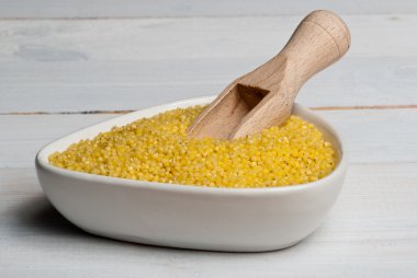 Darı kabuğu çıkarılmış tane beyaz kase