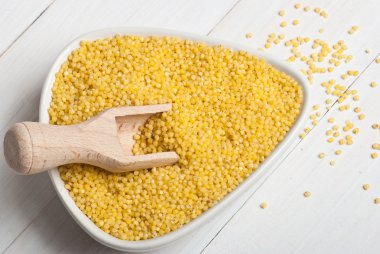 Darı kabuğu çıkarılmış tane beyaz kase