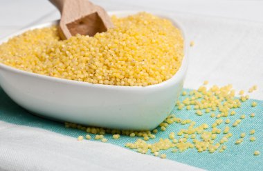 Darı kabuğu çıkarılmış tane beyaz kase