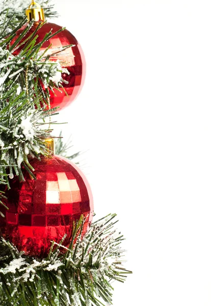 Рождественская елка со снегом и безделушками — стоковое фото