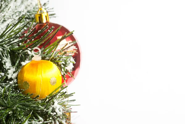 Рождественская елка со снегом и безделушками — стоковое фото