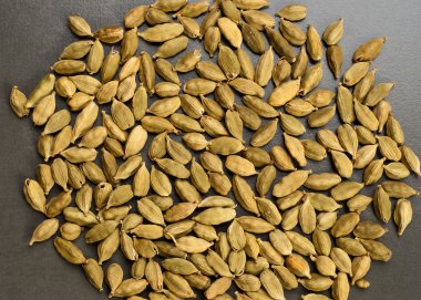 Kurutulmuş yeşil kakule