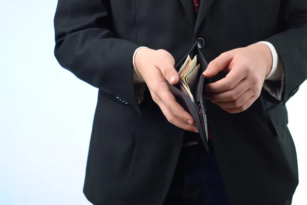 Empresario mostrando billetes en cartera —  Fotos de Stock