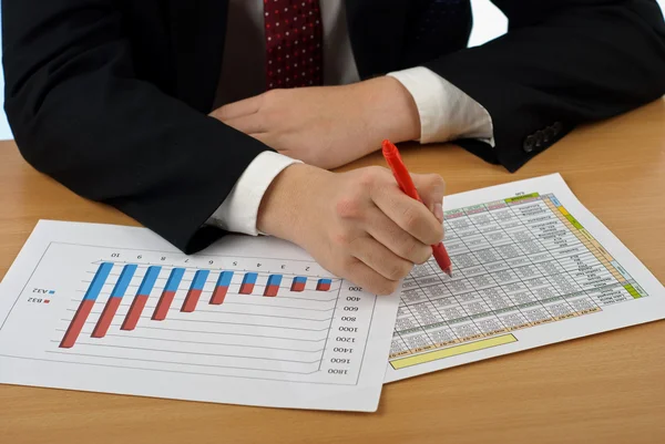 Empresário examinando gráficos — Fotografia de Stock