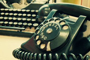 Vintage telefon ve eski daktilo