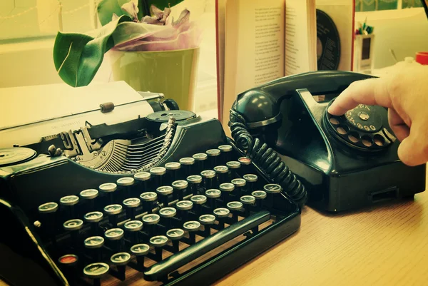 Homem usando telefone vintage — Fotografia de Stock