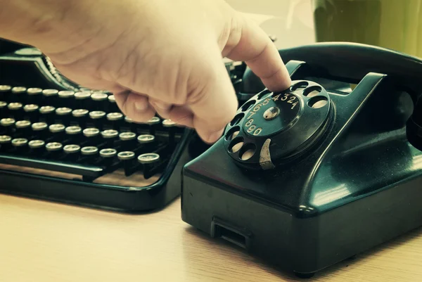 Vintage telefonu kullanan adam