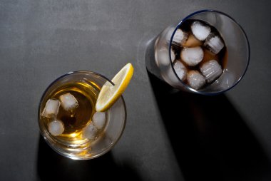 Viski ve kola buz küpleri ile