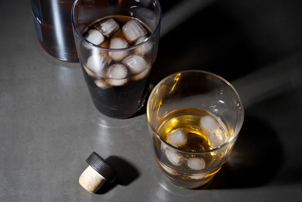 Whisky y cola con cubitos de hielo — Foto de Stock