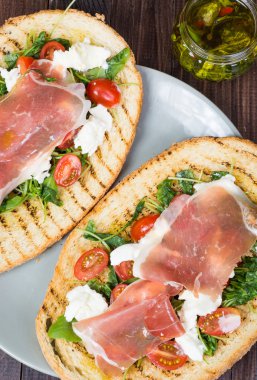 Prosciutto jambonu ile ızgara bruschetta