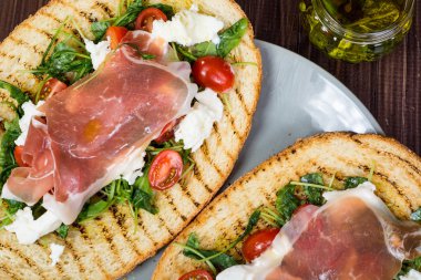 Prosciutto jambonu ile ızgara bruschetta