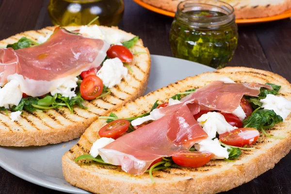 Bruschetta grelhada com presunto de presunto — Fotografia de Stock