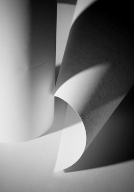 Beyaz kağıttan yapılmış eğri şekiller