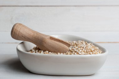 Arpa kabuğu çıkarılmış tane beyaz kase üzerinde