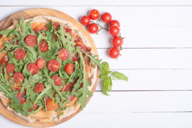 Pizza domates ve rucola