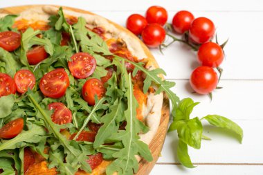 Pizza domates ve rucola