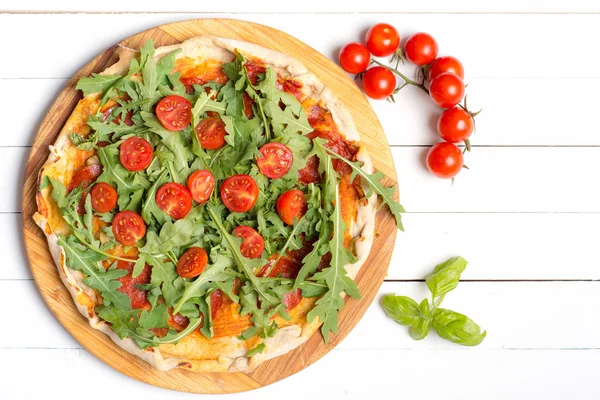 Pizza met tomaten en rucola — Stockfoto