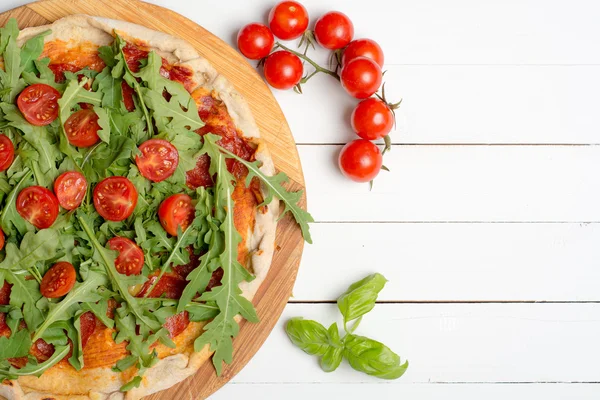 Pizza met tomaten en rucola — Stockfoto
